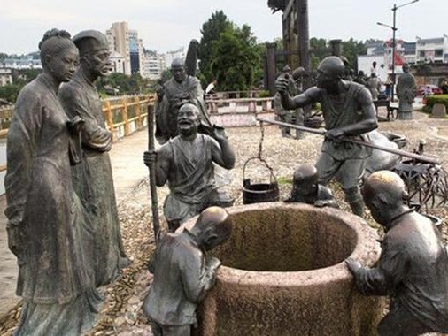 咱庄稼人自个儿琢磨：现在修水渠都用上啥“黑科技”了？看着真得劲儿