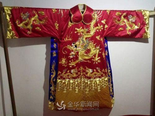 AI龙袍揭秘：当传统文化遇上智能设计，咱们普通人也能过把皇帝瘾？