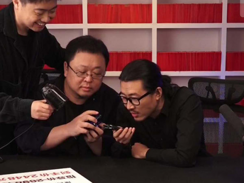 五旬老汉再就业，这次他真的把AI玩明白了？